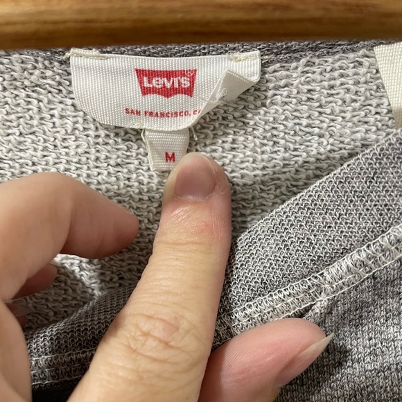 LEVI’S- heathered grey crew neck - Picture 2 of 3